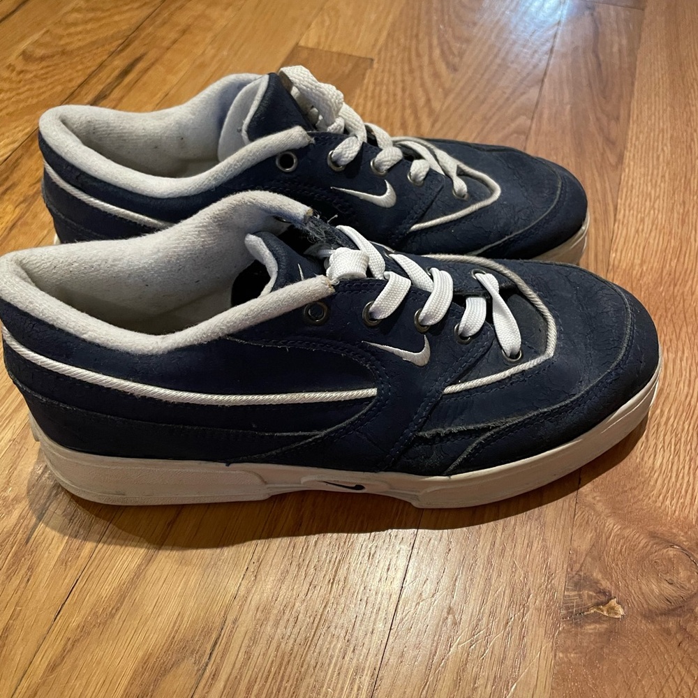 Vintage Nike Sneakers. Size 7